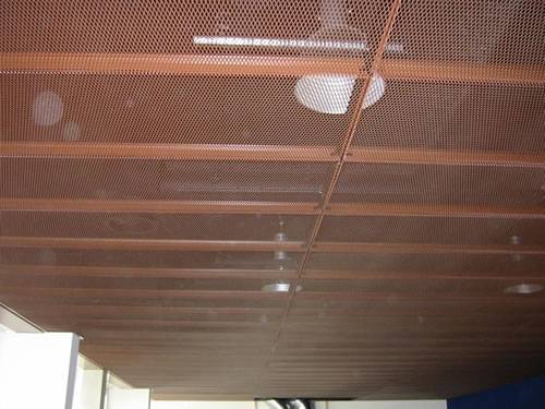 Raised expanded copper meshes with diamond holes are used as ceiling.