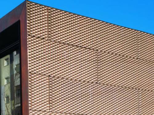 Raised expanded copper meshes with diamond holes are used as facades.